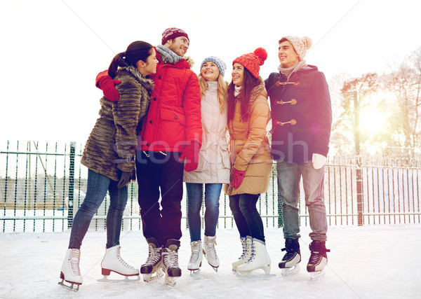 Glücklich Freunde Eislaufen Freien Menschen Stock foto © dolgachov