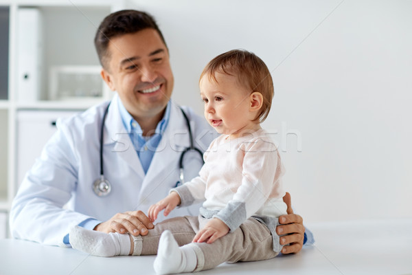 Boldog orvos gyermekorvos baba klinika gyógyszer Stock fotó © dolgachov