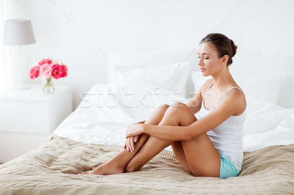 Foto stock: Mujer · hermosa · desnudo · piernas · cama · casa · personas