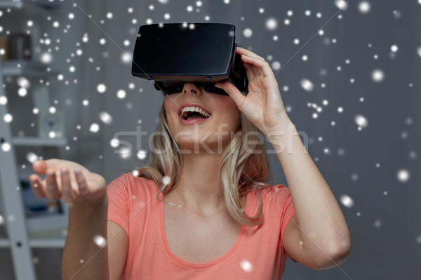 Vrouw virtueel realiteit hoofdtelefoon 3d-bril technologie Stockfoto © dolgachov