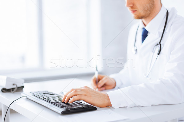 Foto stock: Médico · do · sexo · masculino · datilografia · teclado · computador · internet