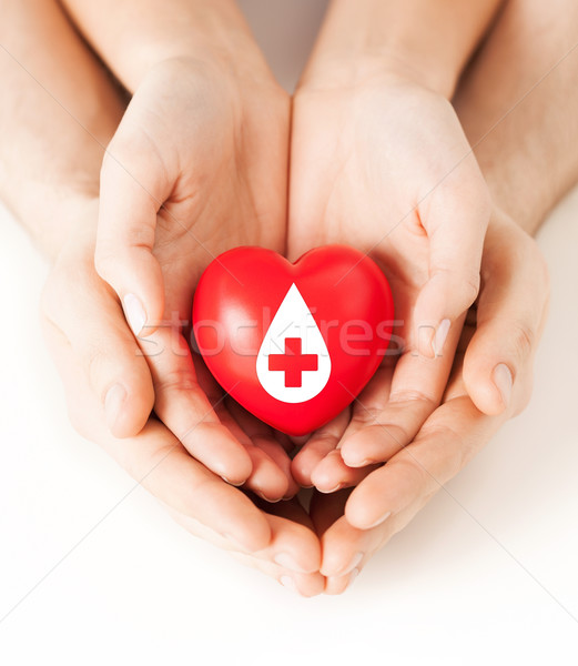 Eller kırmızı kalp verici imzalamak Stok fotoğraf © dolgachov