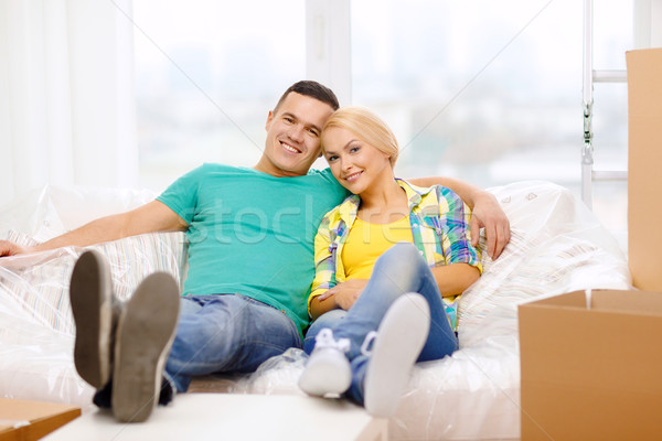 Sonriendo Pareja relajante sofá nuevo hogar movimiento Foto stock © dolgachov