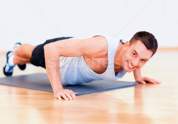 Foto stock: Sonriendo · hombre · gimnasio · fitness · deporte