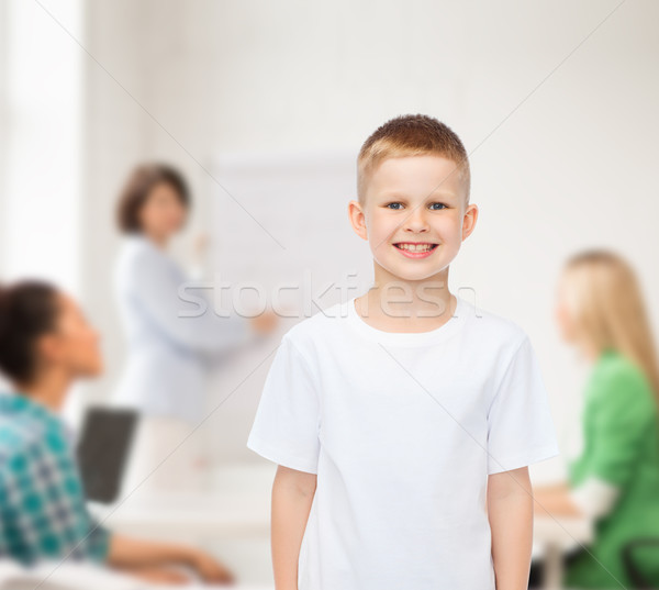 Uśmiechnięty mały chłopca biały tshirt reklamy Zdjęcia stock © dolgachov