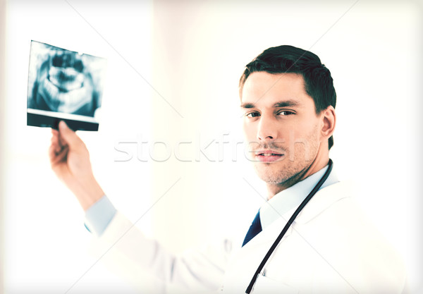 Mężczyzna lekarz dentysta xray zdjęcie człowiek medycznych Zdjęcia stock © dolgachov