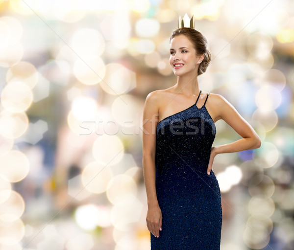 Foto stock: Mujer · sonriente · vestido · de · noche · corona · personas · vacaciones