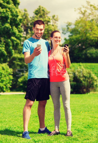 Zwei lächelnd Menschen Smartphones Freien Fitness Stock foto © dolgachov