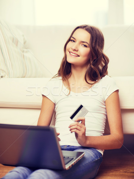 Foto stock: Sorridente · laptop · cartão · de · crédito · compras · on-line · bancário