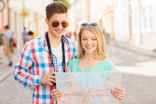 [[stock_photo]]: Souriant · couple · carte · photo · caméra · ville