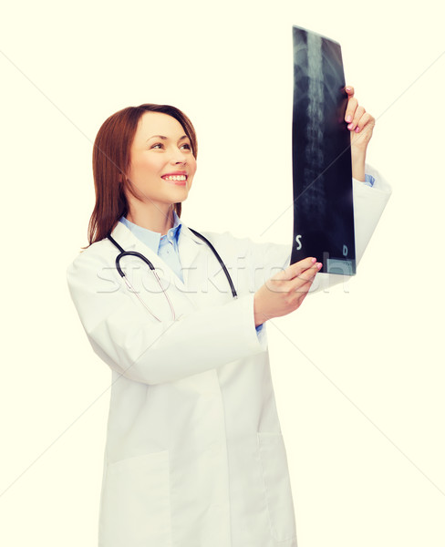 Zâmbitor femeie medic uita Xray asistenţă medicală Imagine de stoc © dolgachov