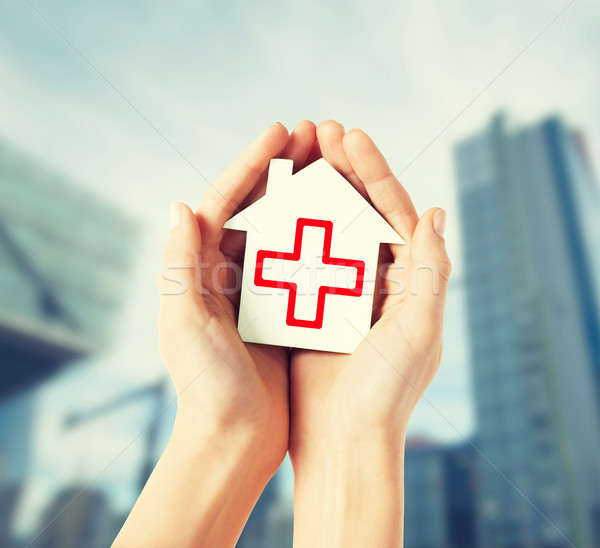 Handen papier huis rode kruis gezondheidszorg Stockfoto © dolgachov
