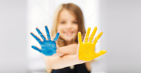 Meisje tonen geschilderd handen onderwijs school Stockfoto © dolgachov
