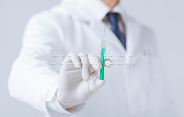 男醫生 注射器 注射 關閉 男子 商業照片 © dolgachov