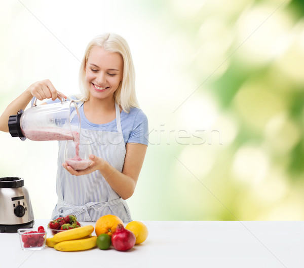 Femeie zambitoare fruct milkshake gătit Imagine de stoc © dolgachov