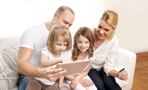 Foto stock: Família · feliz · cartão · de · crédito · família · compras · on-line · tecnologia