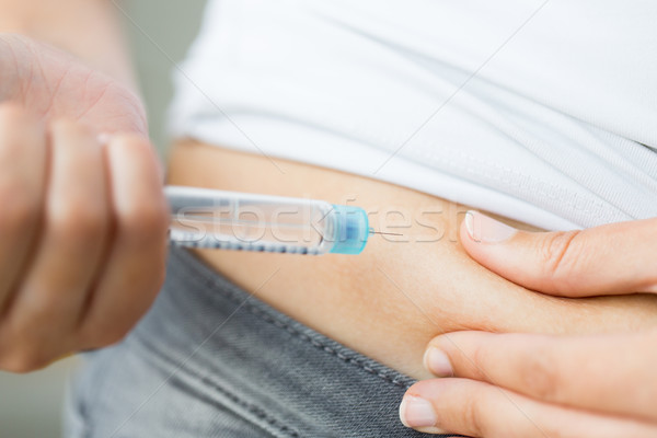 Mãos injeção insulina caneta Foto stock © dolgachov