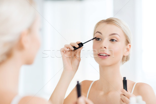 Vrouw mascara make-up badkamer schoonheid Stockfoto © dolgachov
