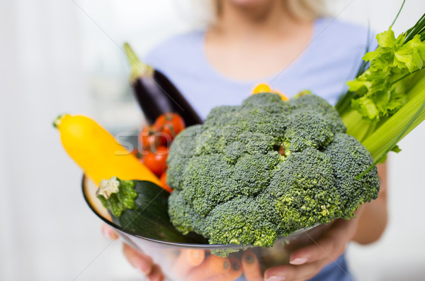 Mujer hortalizas tazón alimentación saludable Foto stock © dolgachov