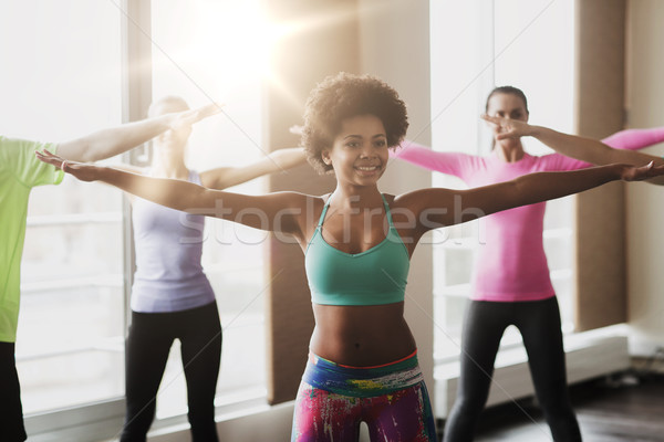 Gruppe lächelnd Menschen Tanz Fitnessstudio Studio Stock foto © dolgachov