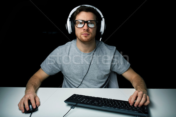 Foto stock: Hombre · auricular · jugando · ordenador · videojuegos · tecnología