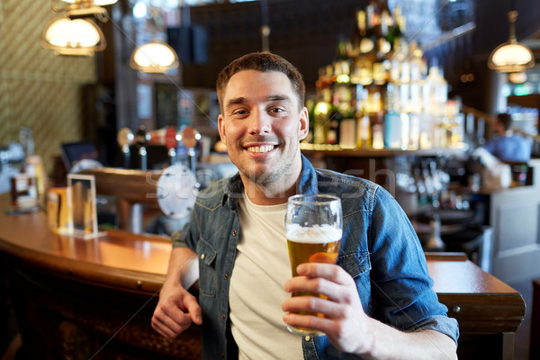 Foto stock: Feliz · hombre · potable · cerveza · bar · pub