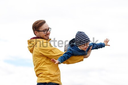 Baba oğul oynama açık havada aile çocukluk Stok fotoğraf © dolgachov
