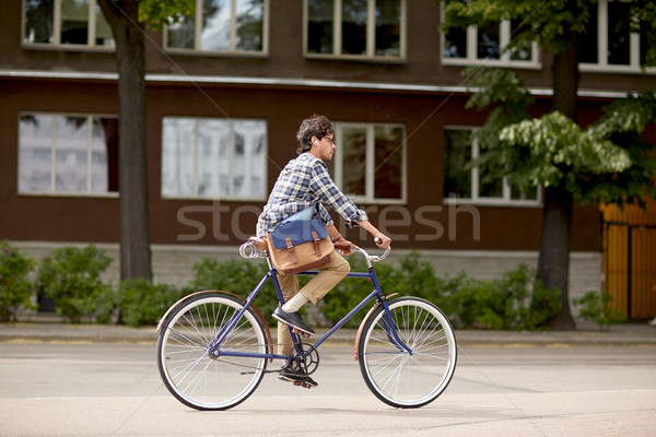 Foto stock: Jovem · homem · saco · equitação · fixo