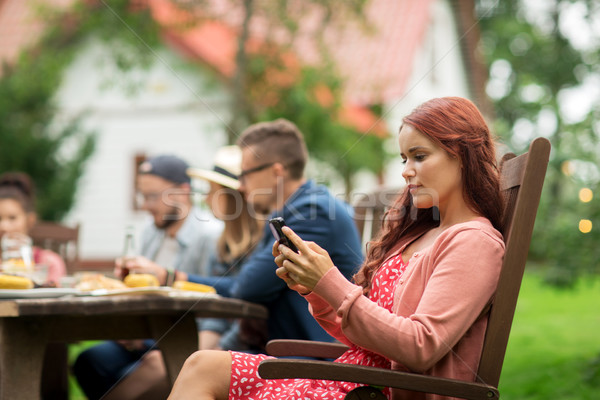 Femeie smartphone prietenii vară petrecere timp liber Imagine de stoc © dolgachov