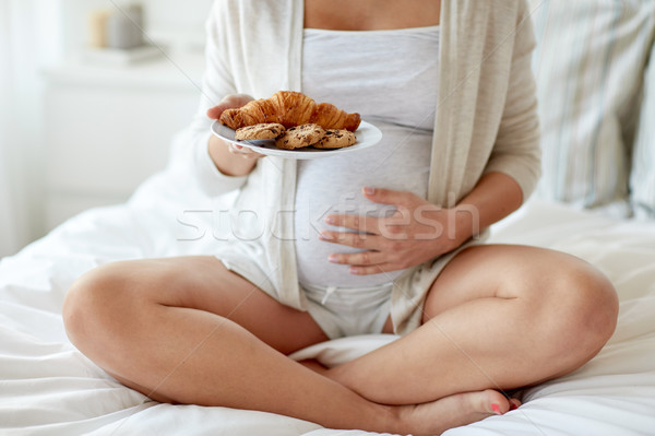 Stockfoto: Zwangere · vrouw · croissants · home · zwangerschap · ongezond · eten