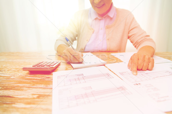 Idős nő papírok számológép otthon üzlet Stock fotó © dolgachov