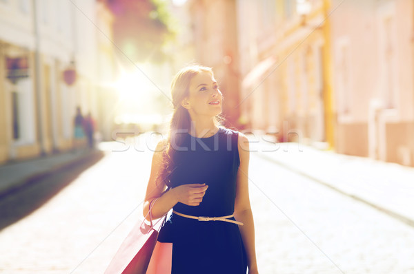 Szczęśliwy kobieta spaceru miasta sprzedaży Zdjęcia stock © dolgachov