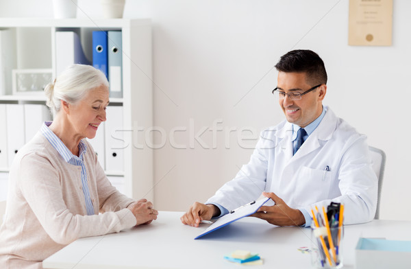 Senior mulher médico reunião hospital medicina Foto stock © dolgachov