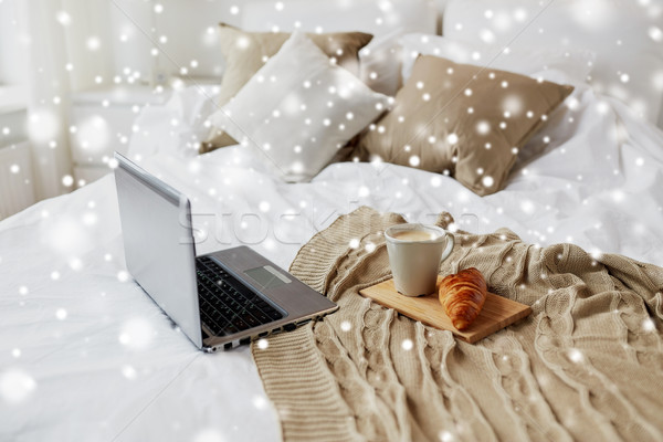 Laptop kávé croissant ágy kényelmes otthon Stock fotó © dolgachov