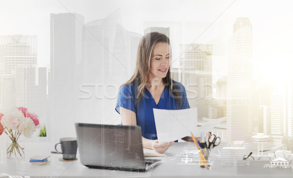 Foto stock: Feliz · mujer · documentos · portátil · oficina · gente · de · negocios