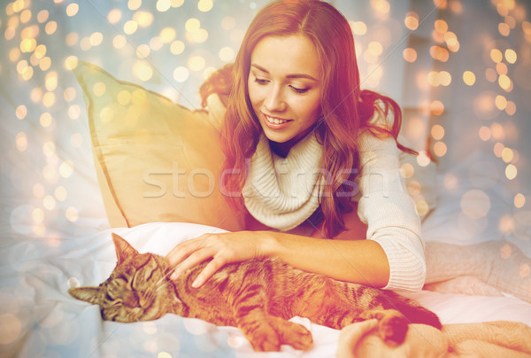Stockfoto: Gelukkig · jonge · vrouw · kat · bed · home · huisdieren