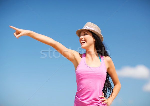 Fată pălărie direcţie plajă vară Imagine de stoc © dolgachov