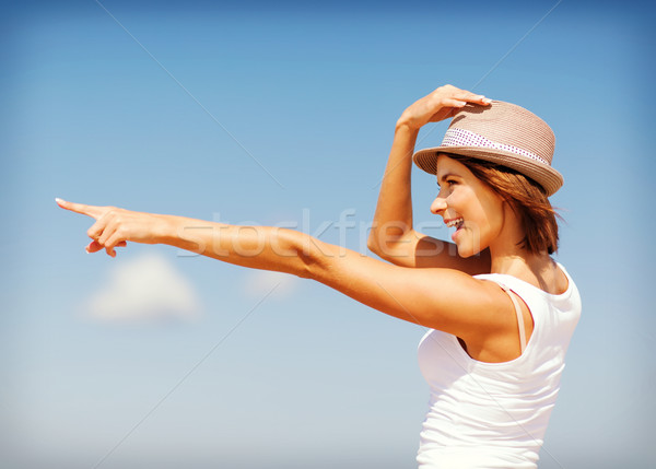 Meisje hoed tonen richting strand zomer Stockfoto © dolgachov