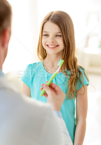 Stock foto: Männlichen · Arzt · Zahnbürste · lächelnd · Mädchen · Gesundheitswesen · Kind
