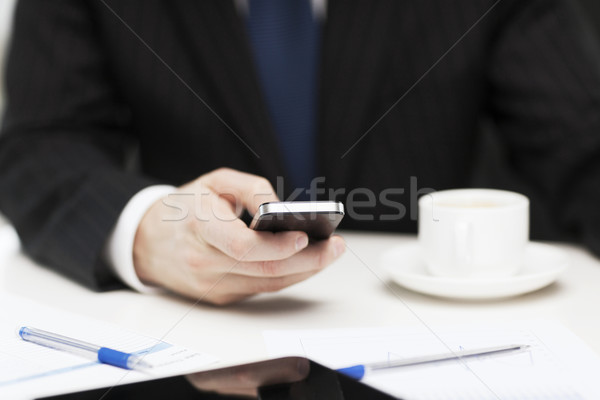 Zakenman smartphone lezing nieuws business technologie Stockfoto © dolgachov