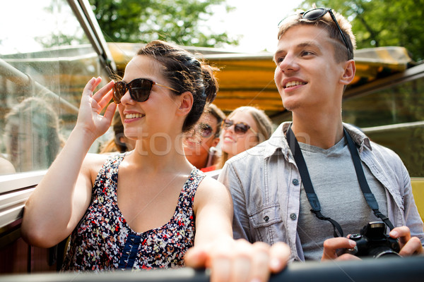 Glimlachend paar camera tour bus Stockfoto © dolgachov