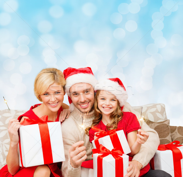 Foto stock: Familia · feliz · ayudante · cajas · de · regalo · Navidad