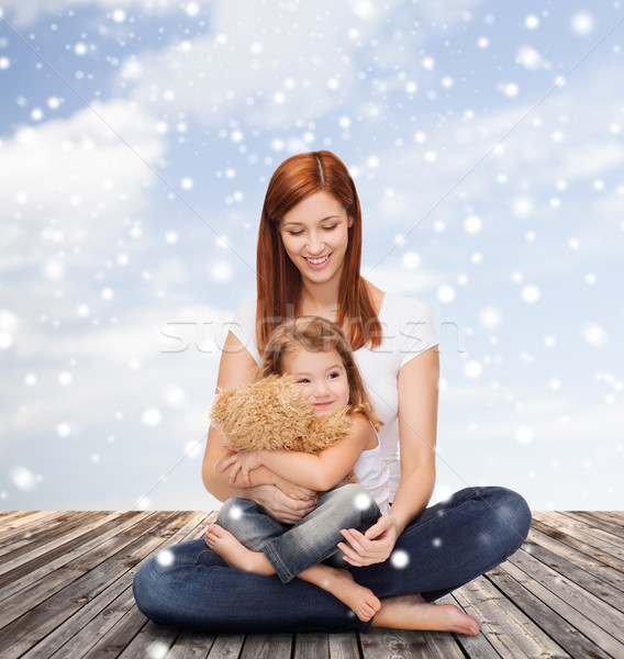 Foto stock: Feliz · mãe · little · girl · ursinho · de · pelúcia · infância