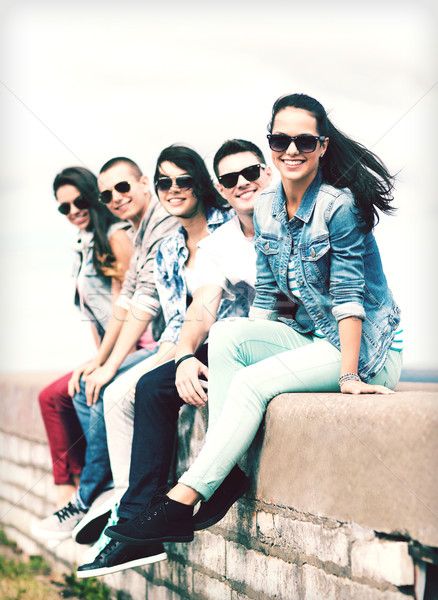 Groep tieners opknoping uit zomer vakantie Stockfoto © dolgachov