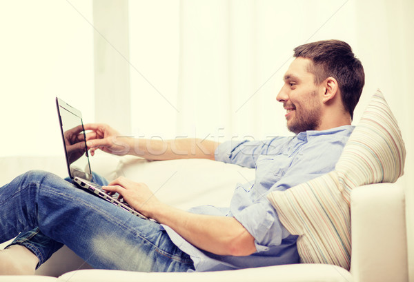 笑みを浮かべて 男 作業 ノートパソコン ホーム 技術 ストックフォト © dolgachov