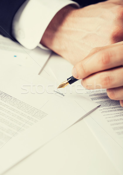 [[stock_photo]]: Homme · contrat · photos · main · signature