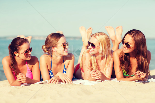 Foto d'archivio: Gruppo · sorridere · donne · occhiali · da · sole · spiaggia