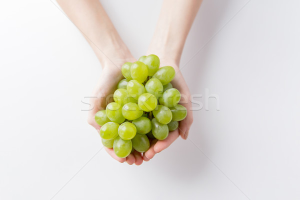 Femme mains vert raisins [[stock_photo]] © dolgachov