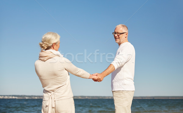 Foto stock: Feliz · pareja · de · ancianos · tomados · de · las · manos · verano · playa · familia