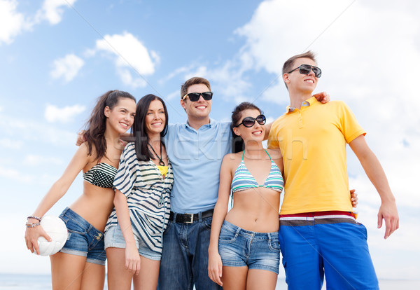 Groep gelukkig vrienden strandbal zomer vakantie Stockfoto © dolgachov